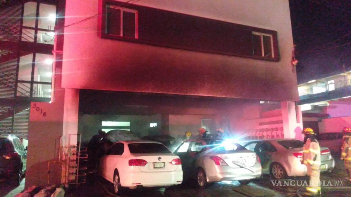 Se incendian cinco vehículos en edificio de departamentos en Monterrey