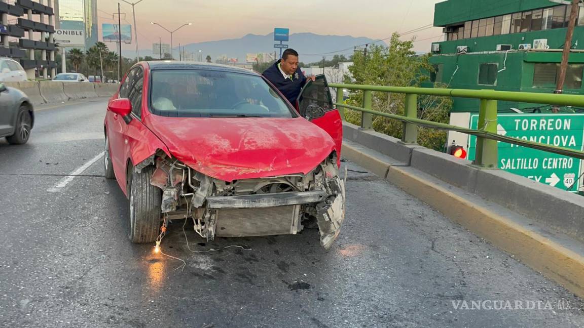 Saltillo: no respetan su distancia de seguridad y chocan, en el puente de V. Carranza y LEA