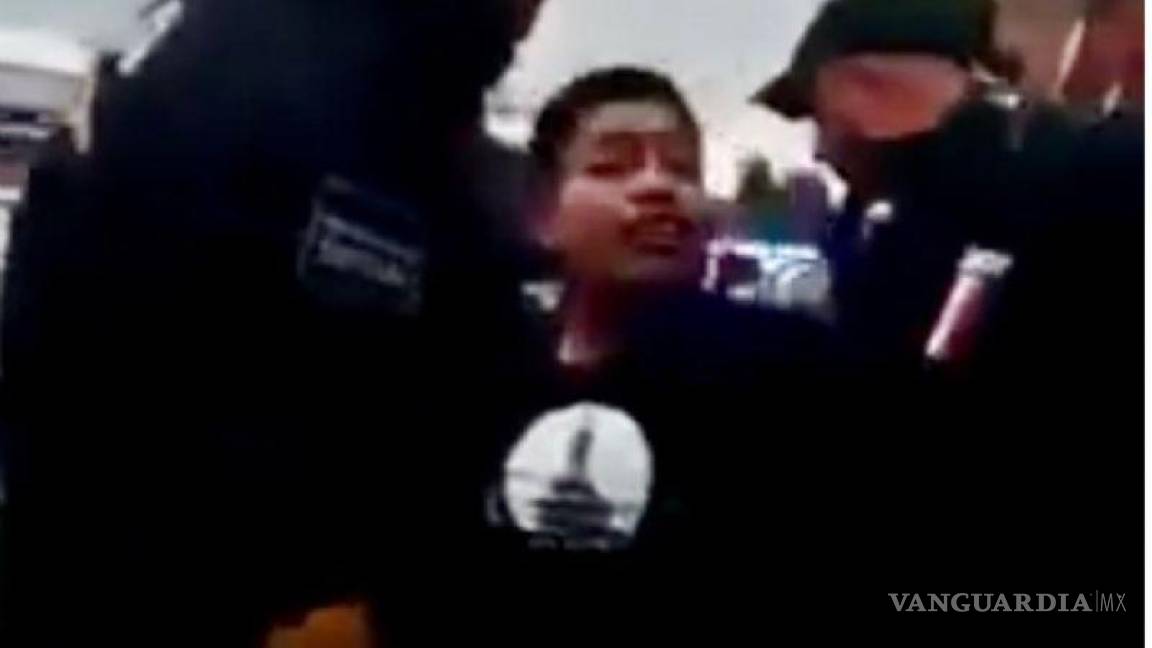Policías detienen a hombre porque no los dejó saltarse la fila, en el Edomex (video)