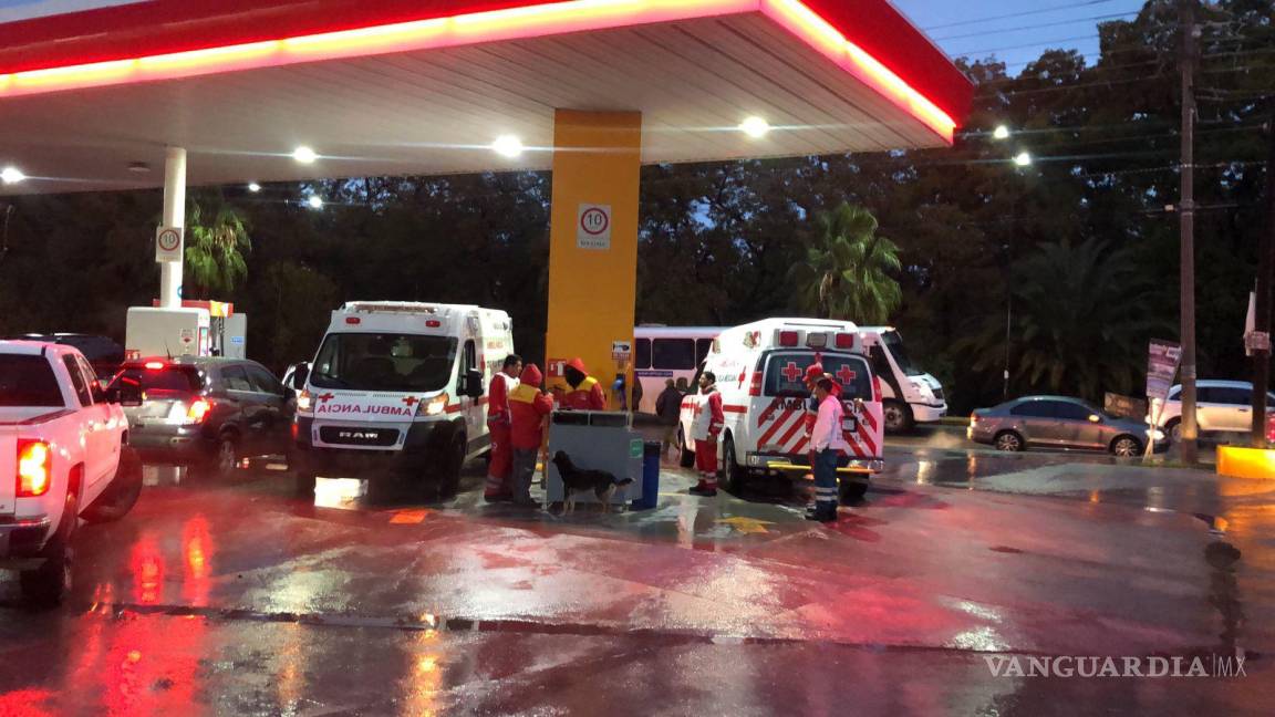 Paramédico se viste de héroe y ante la falta de recursos pone de su bolsa para ambulancia de la Cruz Roja en Parras