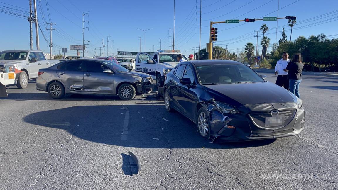 Chocan y provocan caos vehicular al sur de Saltillo; ambos alegaron tener luz verde