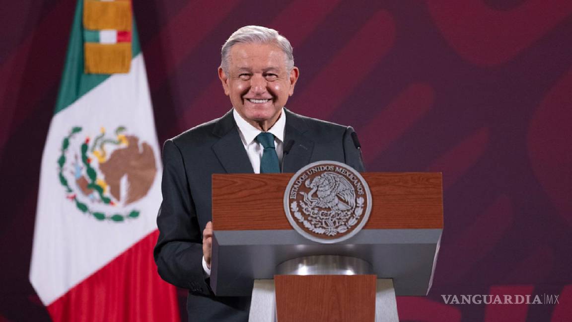 Aumenta AMLO salario a maestros en su día y promete pensiones dignas... ‘no deben ganar menos de 16 mil pesos mensuales’
