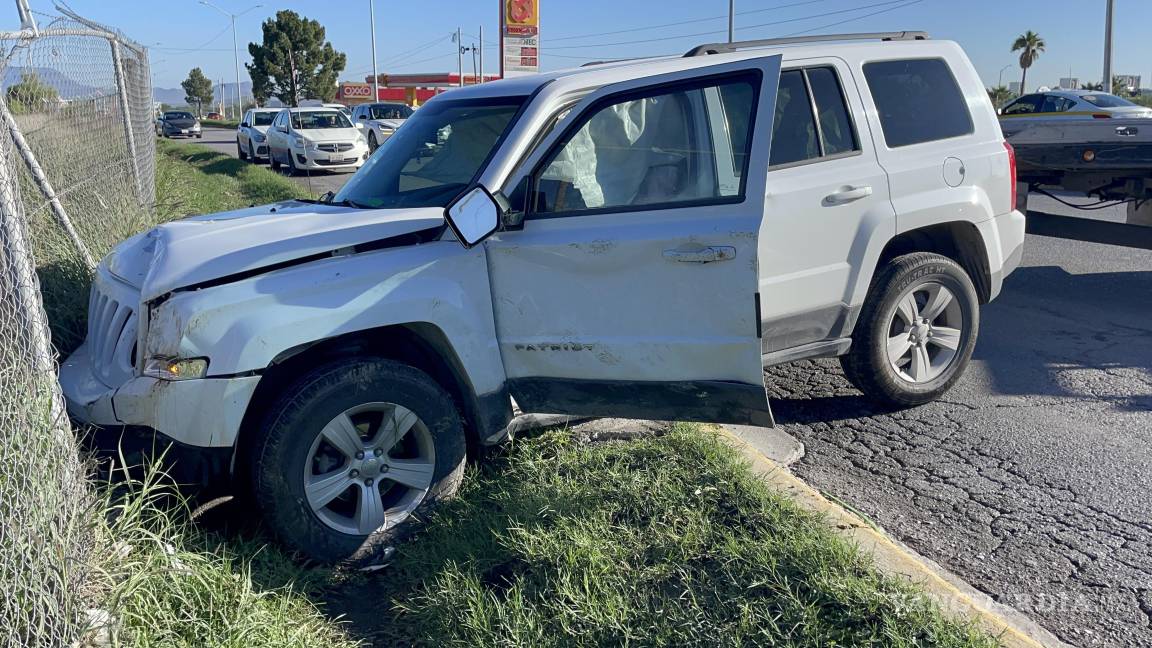 Le dan ‘cerrón’ y vuelca en el bulevar Colosio de Saltillo; conductor sale ileso