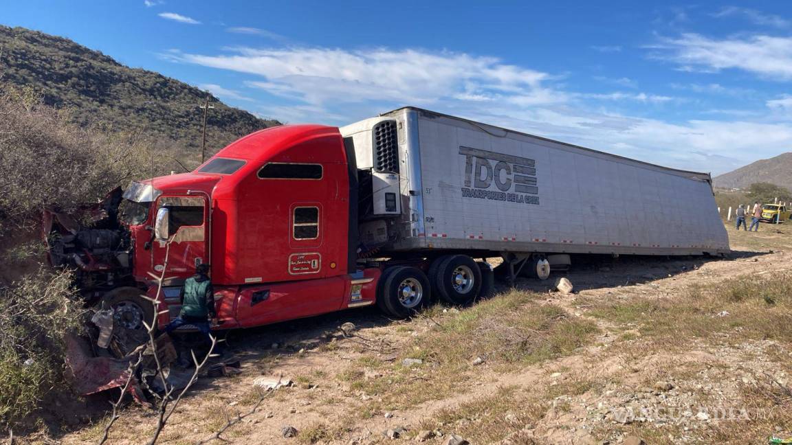 Tráiler se sale del camino, choca y chofer queda inconsciente en carretera a Torreón; rapiñan frutas y verduras