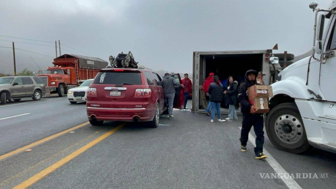 Vuelca tráiler cargado de leche en la Saltillo-Torreón y automovilistas hacen rapiña