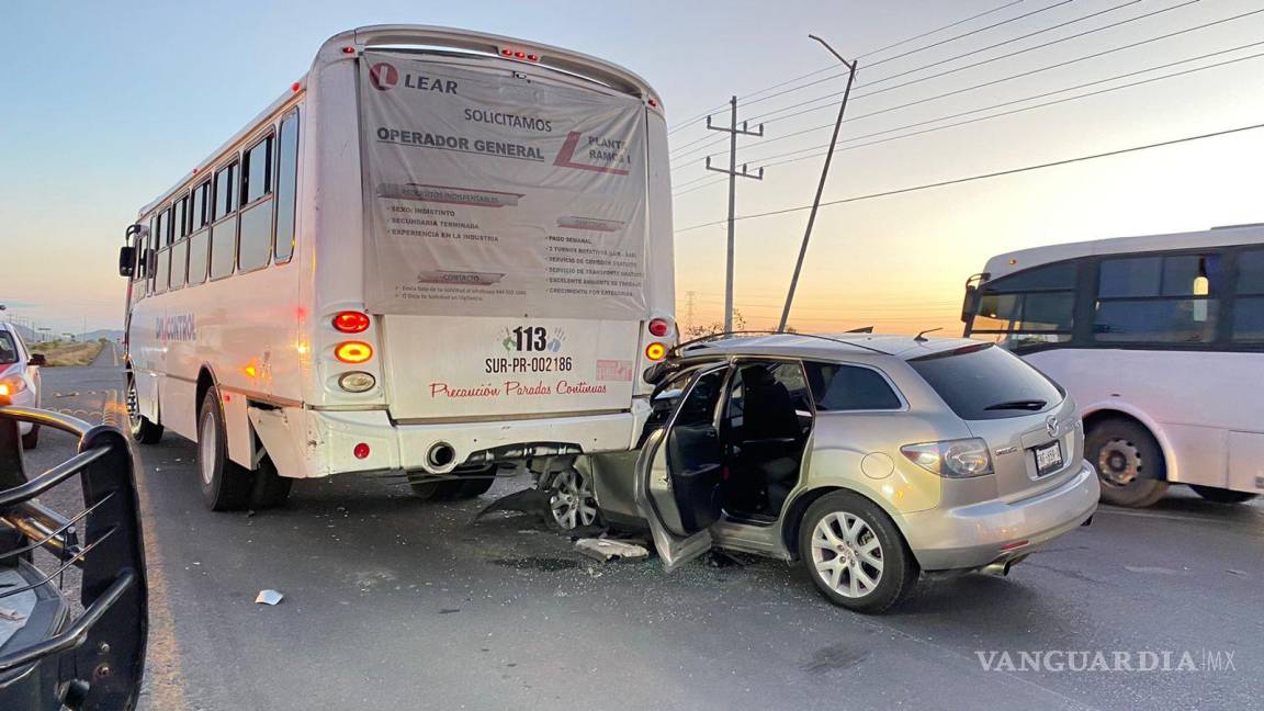 Ramos Arizpe: choca contra transporte de personal y queda prensado; conductor es llevado a hospital