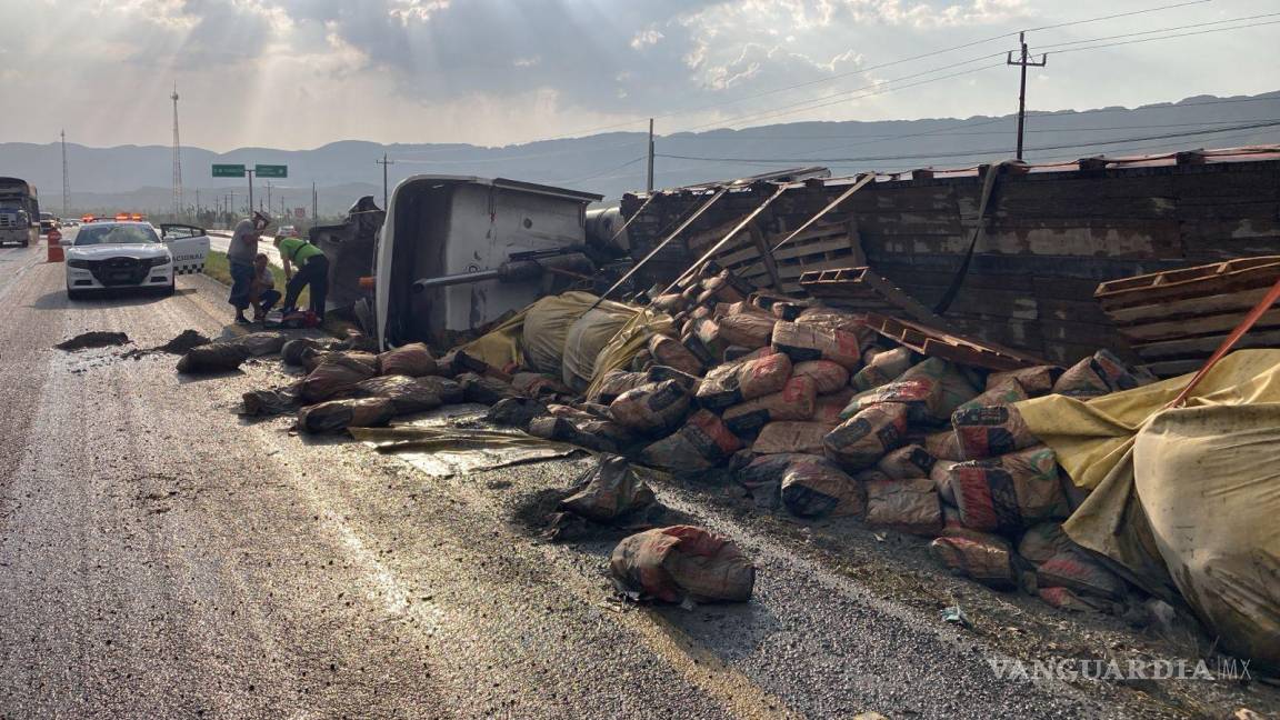 Vuelca tráiler cargado con cemento en la carretera Saltillo-Torreón