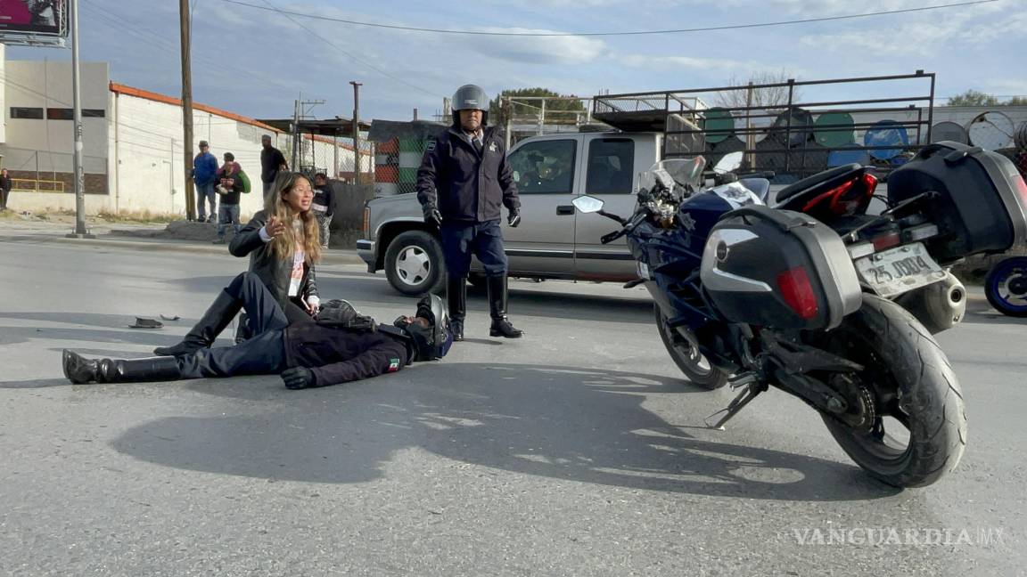 Motociclista de la Policía de Saltillo resulta herido tras choque contra un taxista