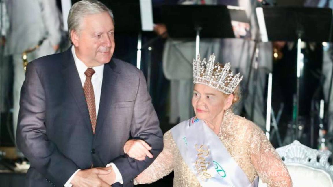 Corona Municipio y DIF Saltillo a María Trinidad como reina de los adultos mayores