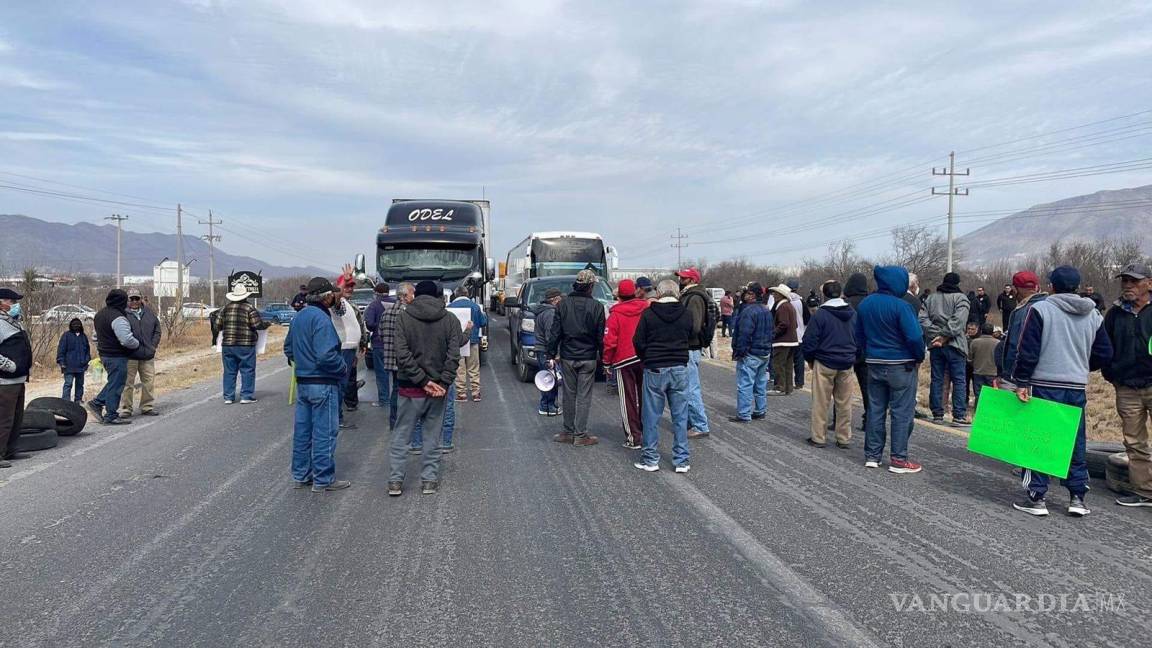 Ex obreros de AHMSA bloquean carretera 57; piden 5 por ciento de la venta por la acerera
