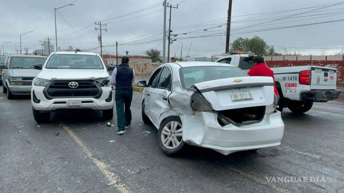 $!Representantes de las aseguradoras evaluaron los daños en el lugar del accidente, mientras los vehículos afectados permanecían en la vialidad.