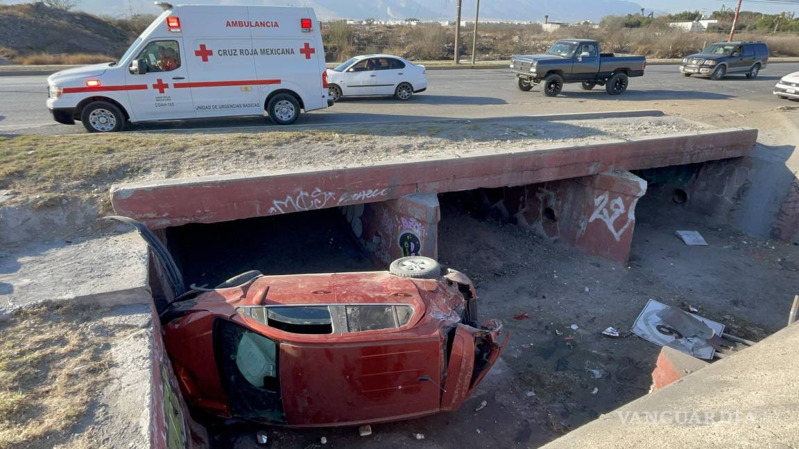 Trasnochado pierde control de su auto y termina en un canal, al oriente de Saltillo