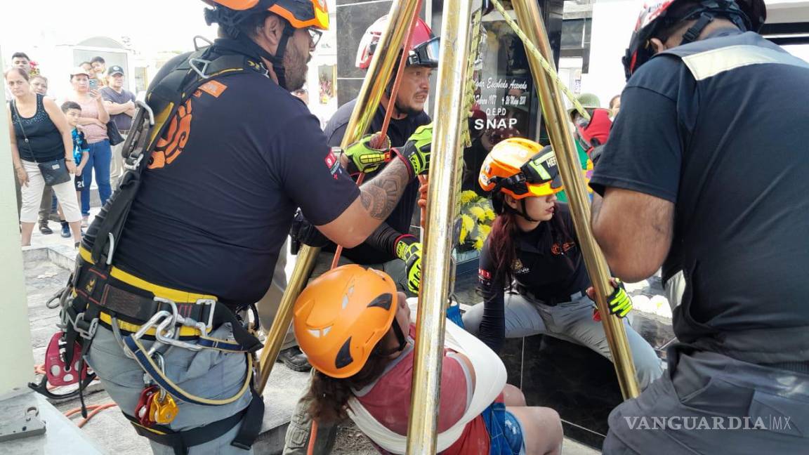 Caen dos mujeres al interior de una tumba en panteón de Monterrey