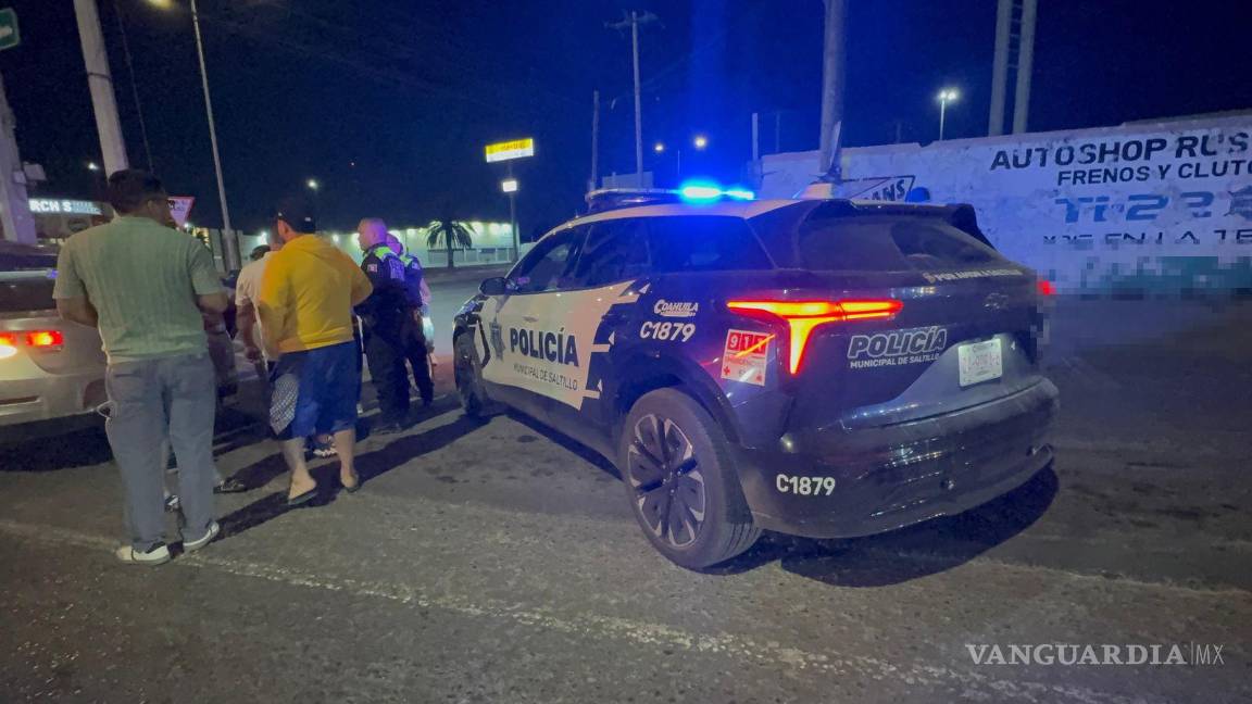 $!El percance provocó afectaciones al tráfico; agentes de Tránsito abanderaron la zona.
