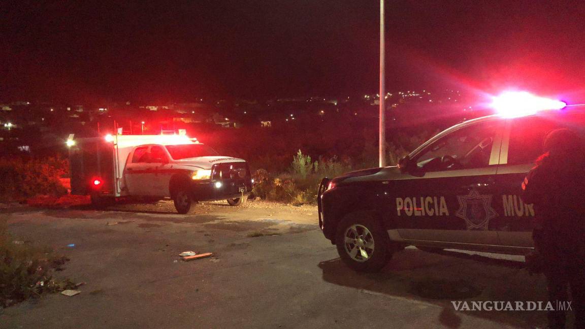 Joven bajo los efectos de las drogas casi muere al caer en arroyo, al sur de Saltillo; su hermanito de 11 años lo salva