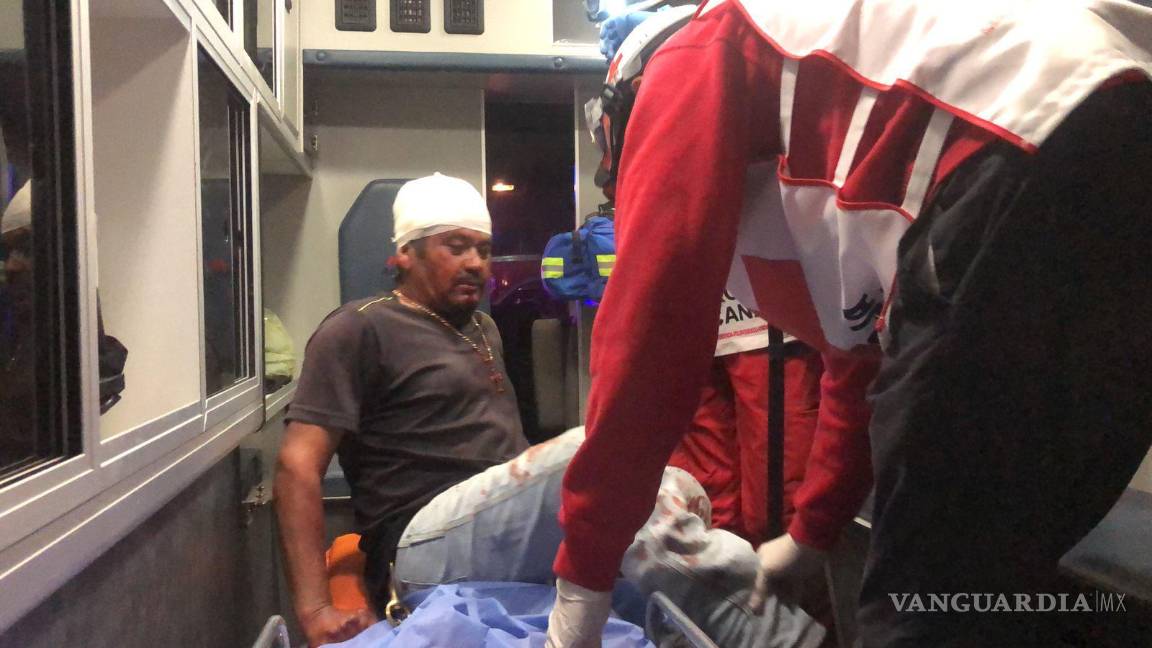 $!Paramédicos de la Cruz Roja llegaron al lugar y evaluaron al herido, decidiendo trasladarlo a un hospital para su pronta atención médica, ya que la herida necesitaba ser suturada.