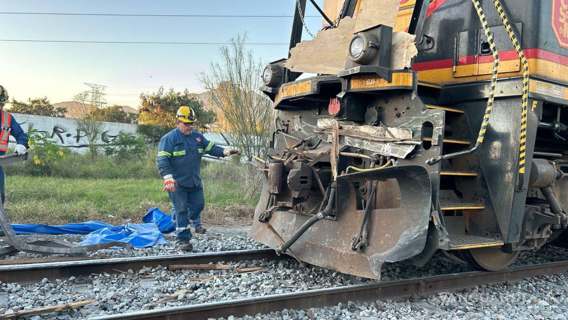 Impacto de tren parte tráiler a la mitad en Nuevo León