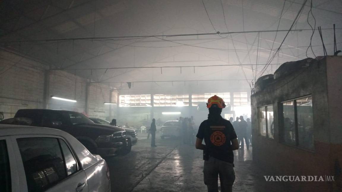 Acuden Bomberos y Protección Civil de Nuevo León a apagar incendio en fábrica y resulta carne asada