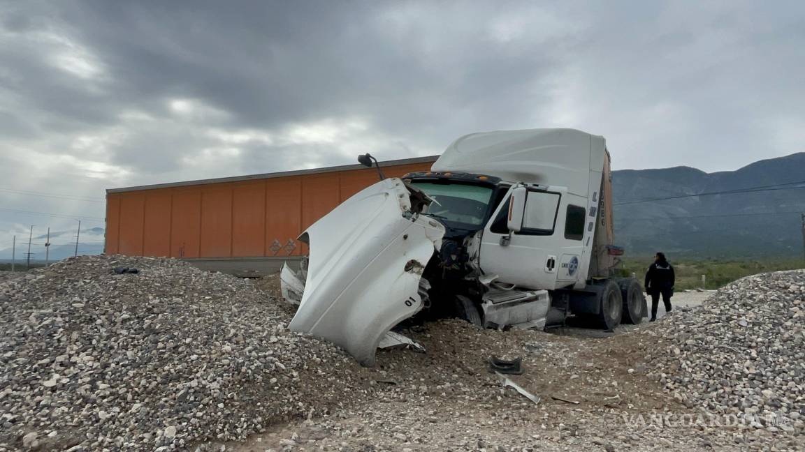 Trailero termina fuera de la carretera tras esquivar auto en la Saltillo-Zacatecas