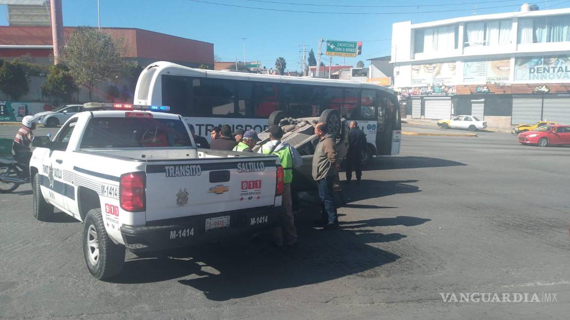 Taxista causa volcadura de camioneta en J Mery Saltillo