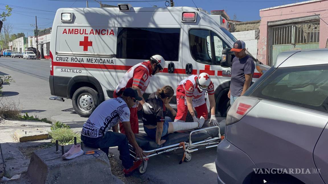 Saltillo: Mujer es arrollada por auto que circulaba en reversa y termina lesionada