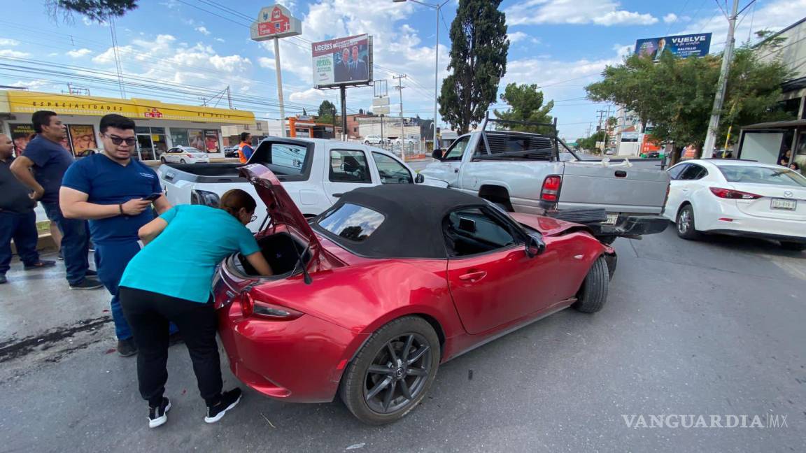 Caos vial por choque múltiple en bulevar Venustiano Carranza y Galerías en Saltillo