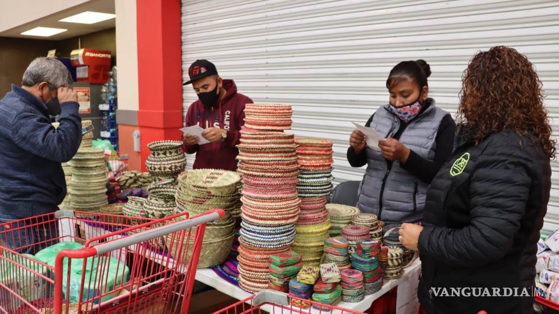 Artesanías tarahumaras por alimentos: la tradición del trueque llega a Saltillo gracias a AlSuper