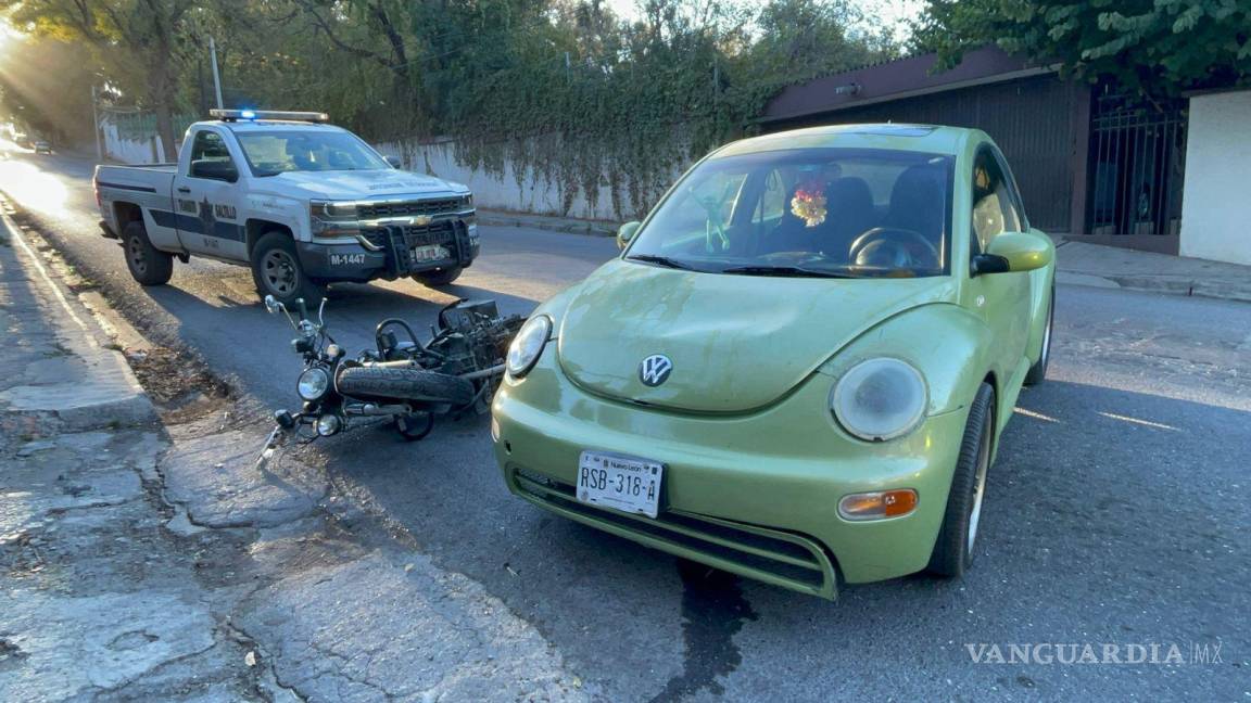 $!El personal de Tránsito Municipal llegó al lugar para tomar conocimiento del incidente.