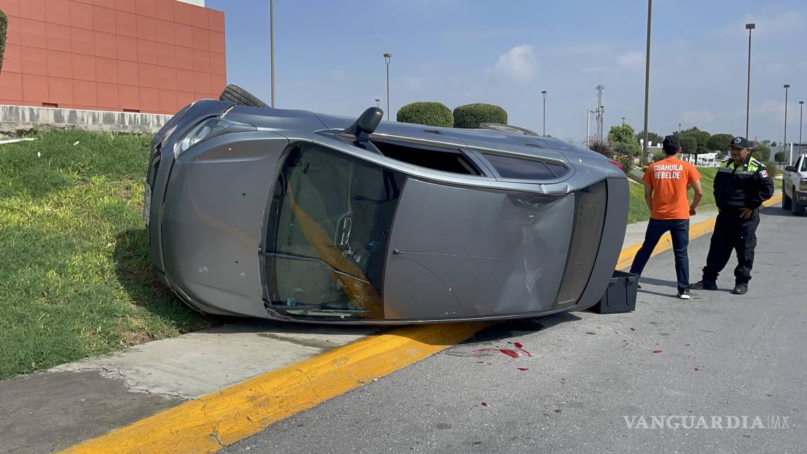Vuelca joven repartidor en Saltillo al esquivar camioneta que le cerró el paso