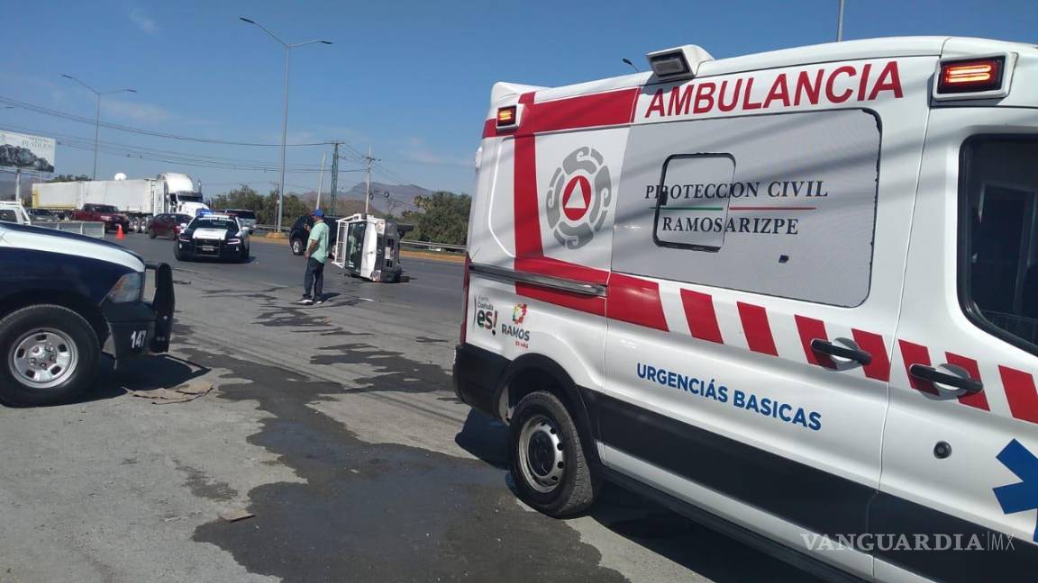 Por acelerado, vuelca repartidor de agua en la carretera Saltillo-Monterrey