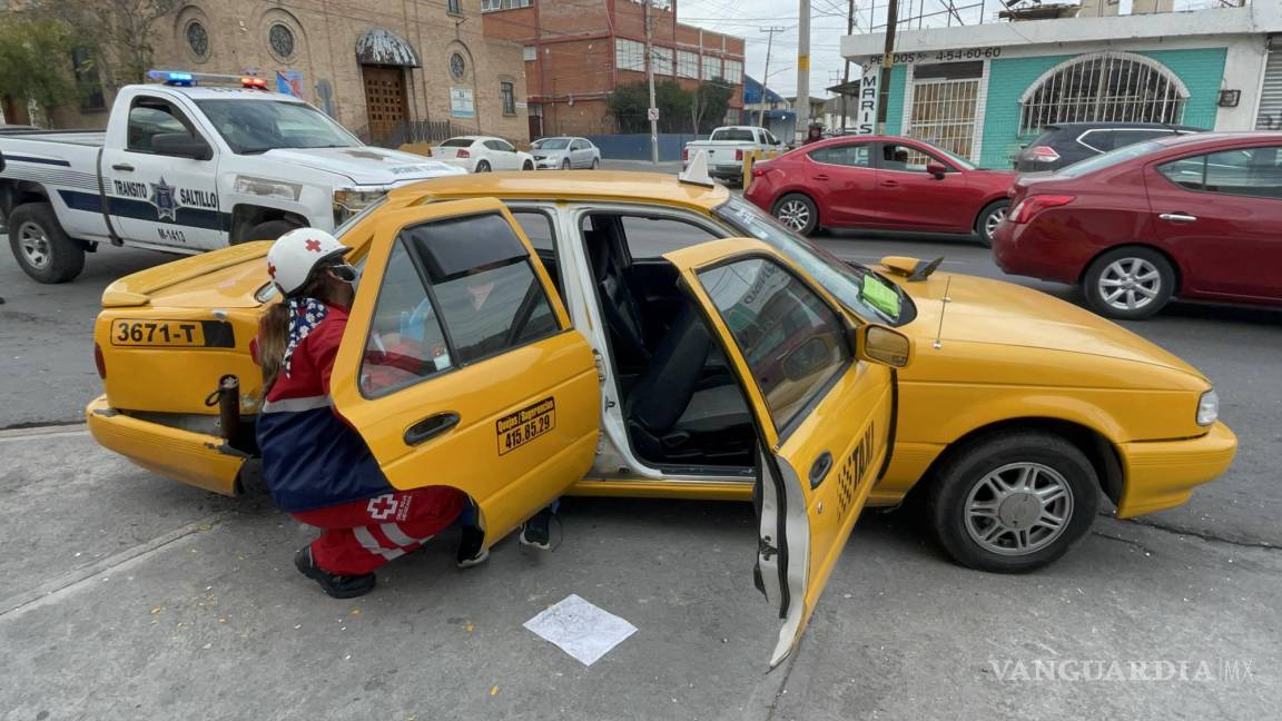 Médico de la tercera edad impacta a taxista en la Zona Centro de Saltillo; pasajera termina lesionada