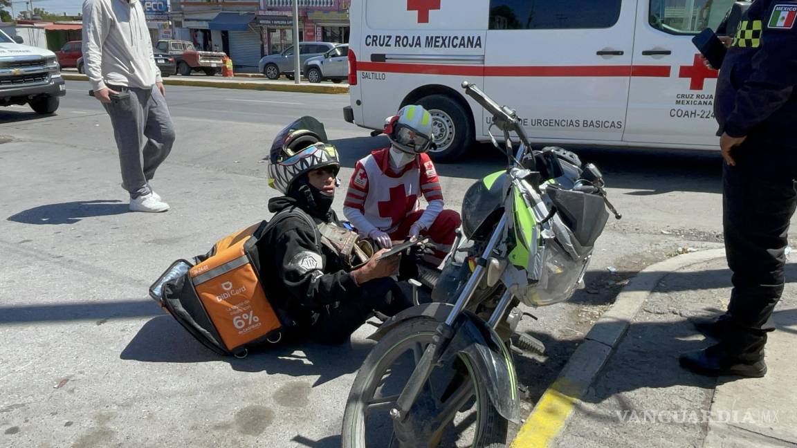 Saltillo: Motociclista se impacta contra camioneta y no acepta atención médica