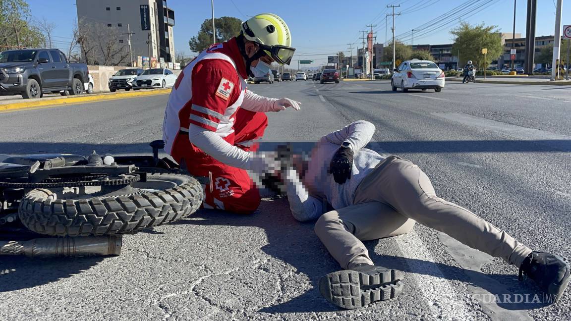 Frenazo sorpresivo provoca caída de motociclista en Saltillo; conductor huye