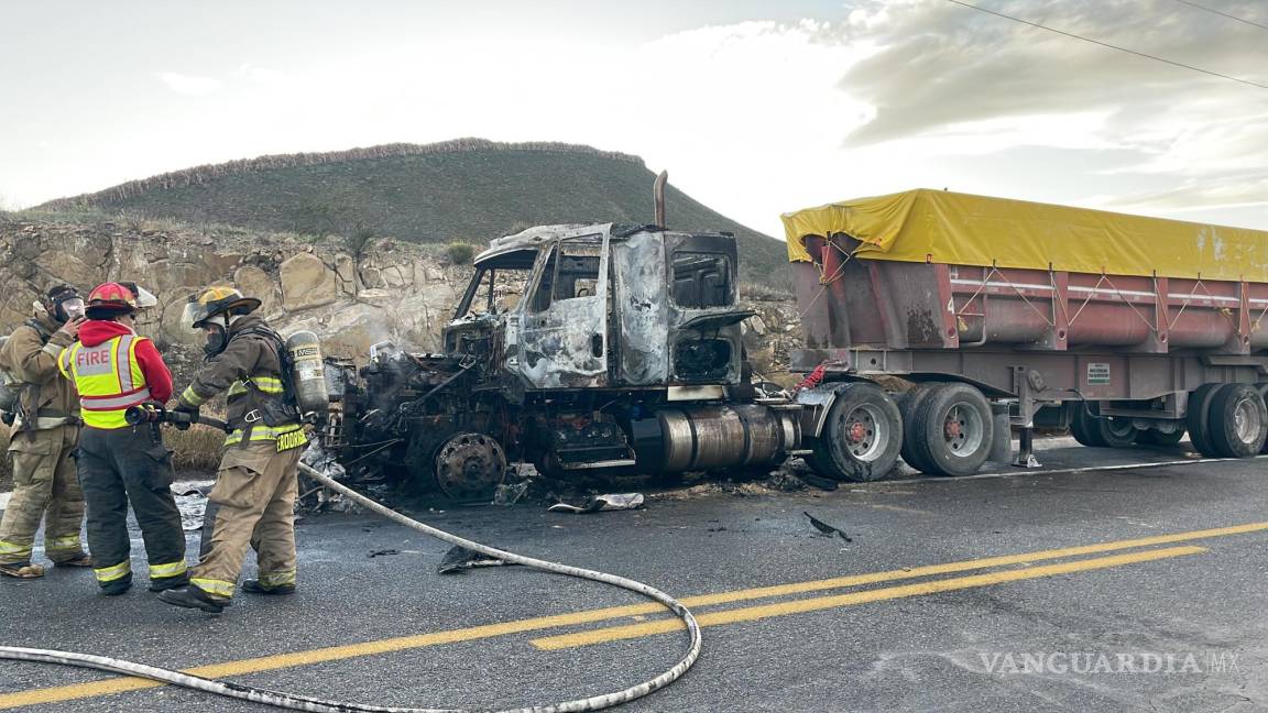 Se incendia tráiler en la carretera Saltillo-Monclova; chofer logra salir ileso