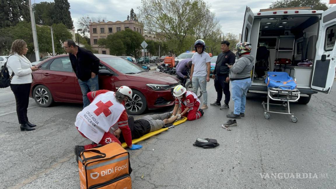 Imprudente automovilista manda al piso a motociclista, en calles del norte de Saltillo