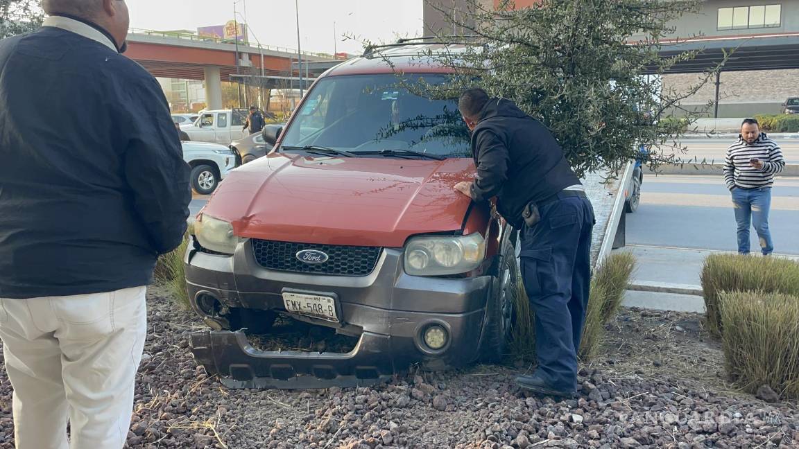 Saltillo: veloz conductor se estrella contra Costco; resulta ileso, aunque con daños en su camioneta