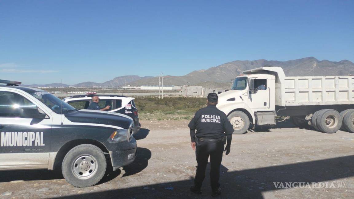 Agarran en Arteaga a un ‘cochinón’ que tiraba escombros