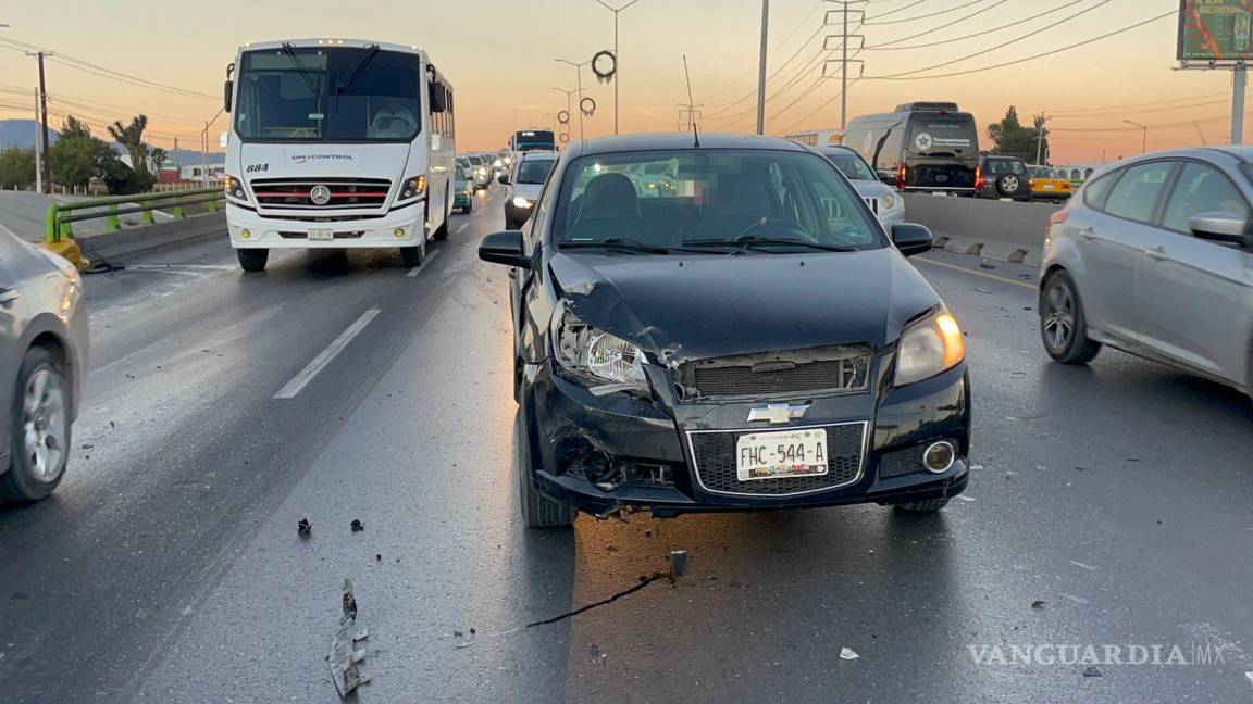 $!El vehículo Chevrolet involucrado en el accidente quedó detenido en los carriles centrales.