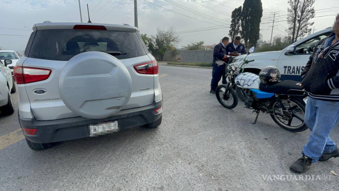 No frena a tiempo y se estrella contra camioneta en Saltillo; motociclista resulta lesionado