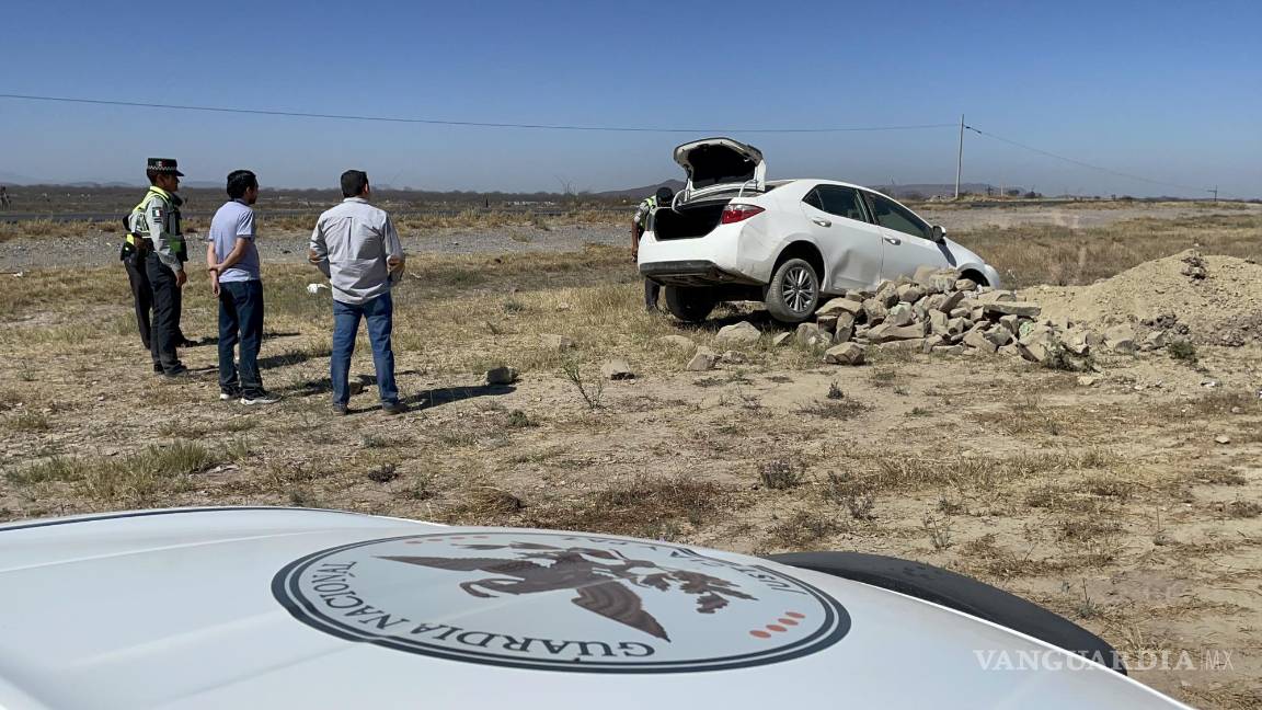 Se sale del camino y vuelca en carretera Torreón-Saltillo; conductor resulta herido
