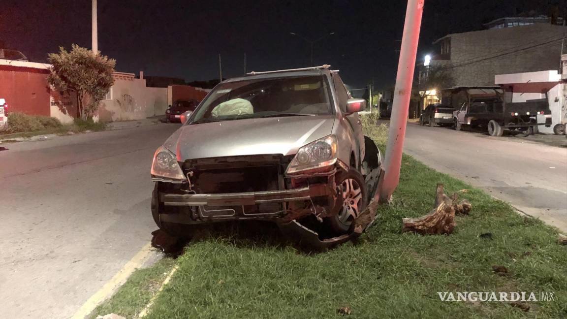 $!Un vehículo fue abandonado luego de que su conductor lo chocara.