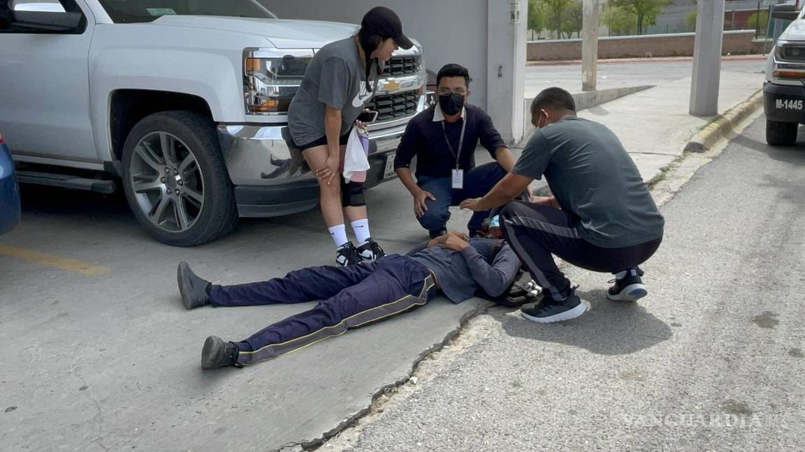 Distraído motociclista se estrella contra vehículo en Saltillo
