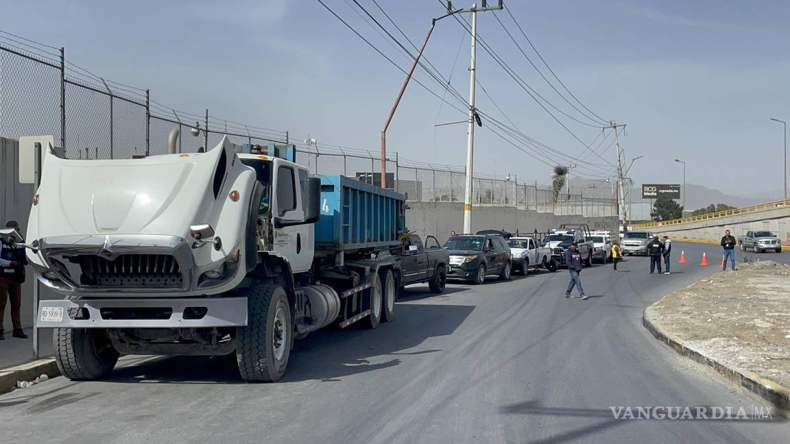 Caos en la Monterrey-Saltillo: más de 30 vehículos afectados por derrame de pedacería metálica