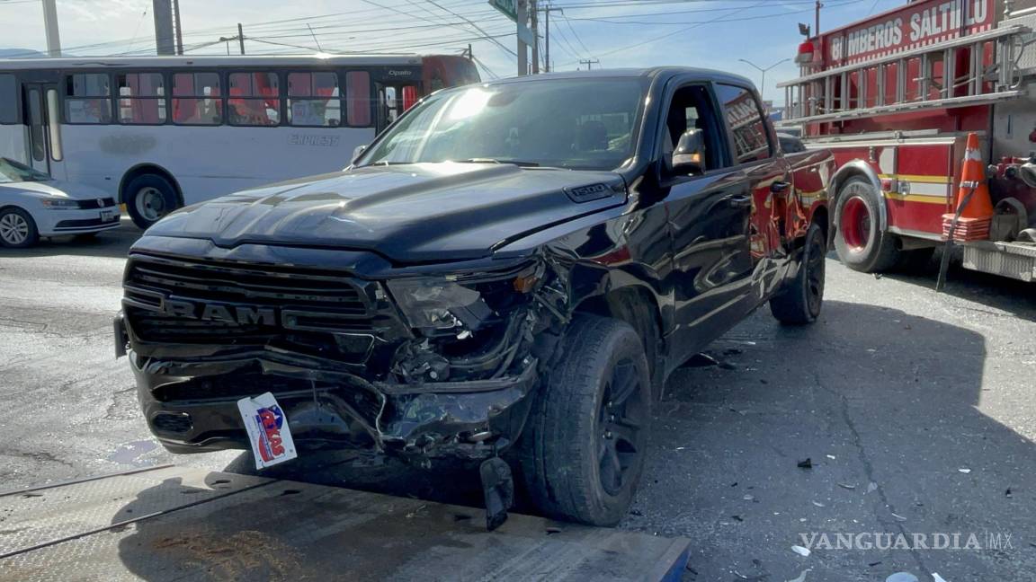 No respeta el rojo y se impacta con Aveo al sur de Saltillo; dos mujeres resultan lesionadas