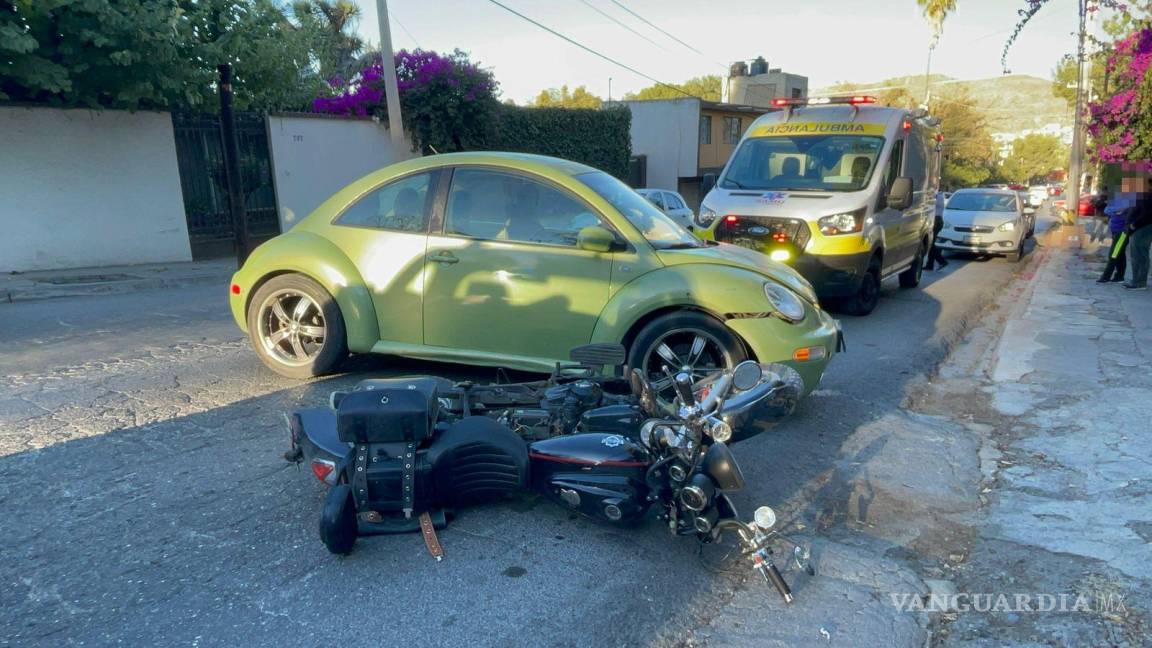 Intenta ingresar a su casa y choca con motociclista, en Saltillo