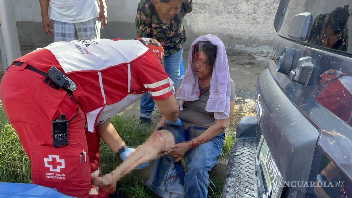 Derriba camioneta cables y tumba a mujer de un techo en Saltillo; responsable se dio a la fuga