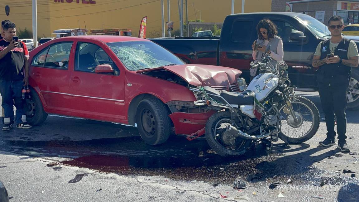 Mujer ebria se pasa semáforo en rojo, embiste y mata a motociclista al sur de Saltillo