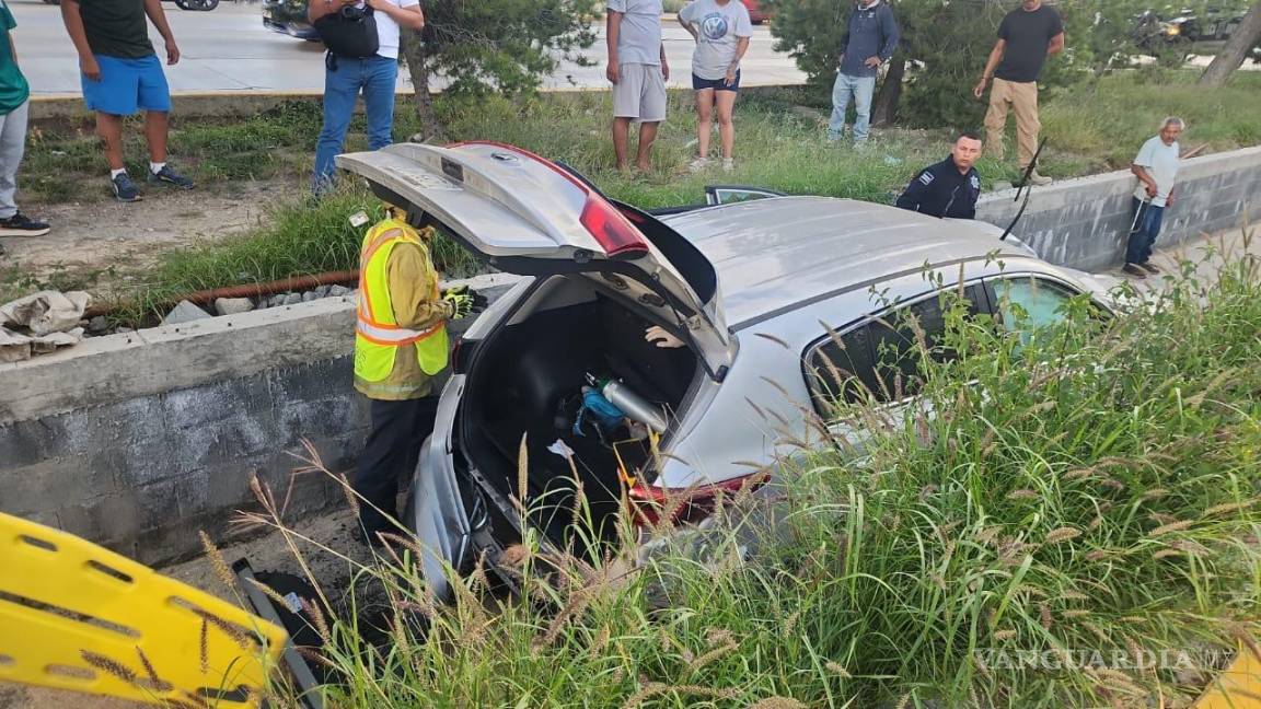 Mujer convulsiona y cae en canal de desagüe en Las Maravillas, en Saltillo