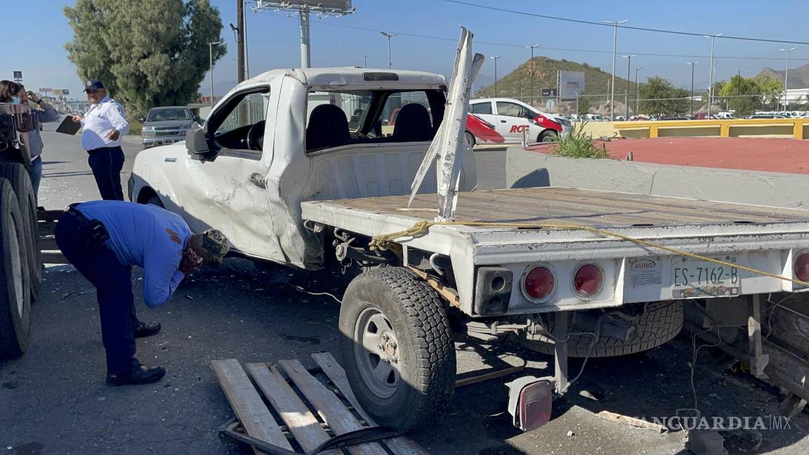 Cruza de lado a lado sin precaución y ocasiona accidente, en Saltillo