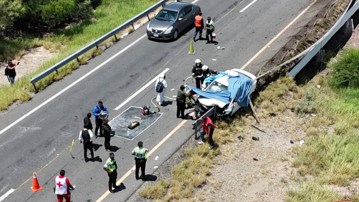 Vehículo se estrella contra muro de contención y conductor muere al ser atravesado en carretera Saltillo-Torreón